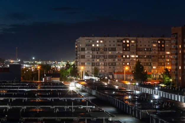 I bellissimi garage del paesaggio notturno stanno in file e una lanterna