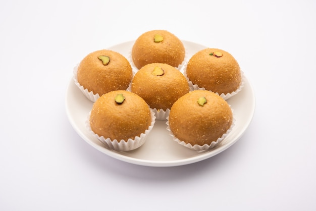 I besan ladoo sono deliziose palline dolci fatte con farina di ceci, zucchero, burro chiarificato e cardamomo