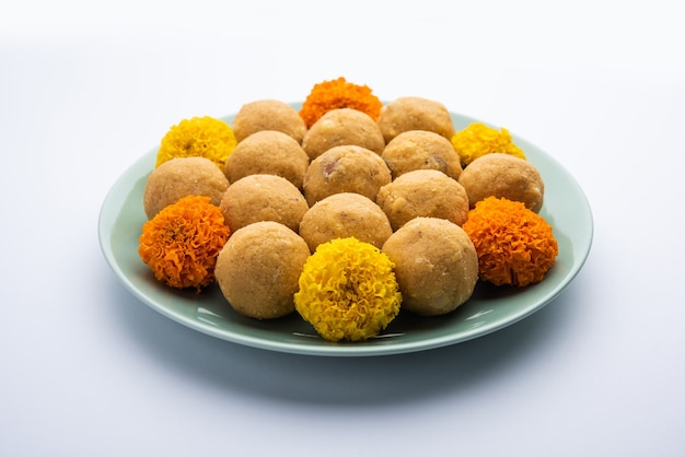 I besan ladoo sono deliziose palline dolci fatte con farina di ceci, zucchero, burro chiarificato e cardamomo