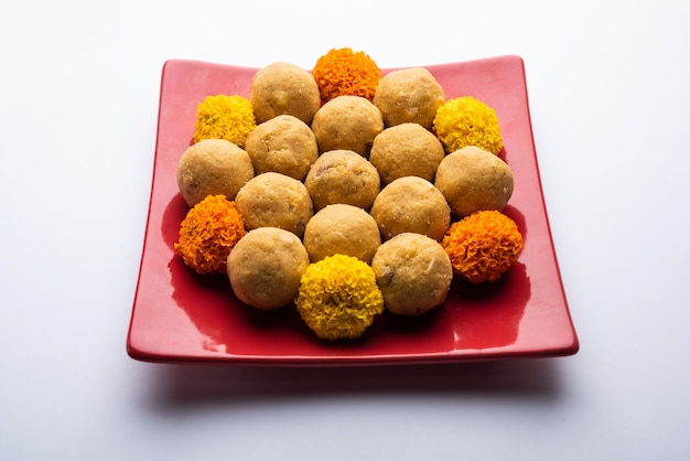 I besan ladoo sono deliziose palline dolci fatte con farina di ceci, zucchero, burro chiarificato e cardamomo