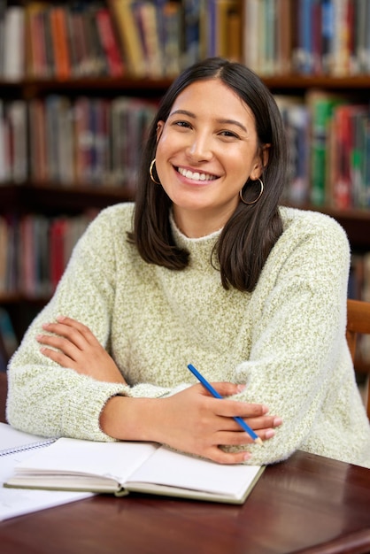 I bibliotecari sono quasi sempre molto utili Inquadratura di una giovane donna che studia in una biblioteca del college