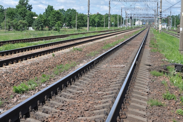 I binari della ferrovia che si allontanano in lontananza.