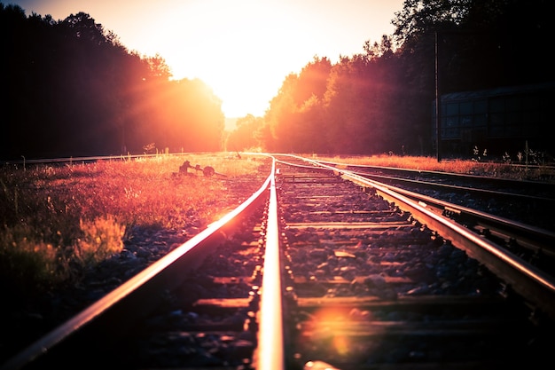 I binari della ferrovia contro il cielo in una giornata di sole