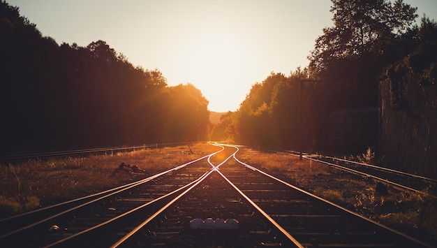 I binari della ferrovia contro il cielo in una giornata di sole