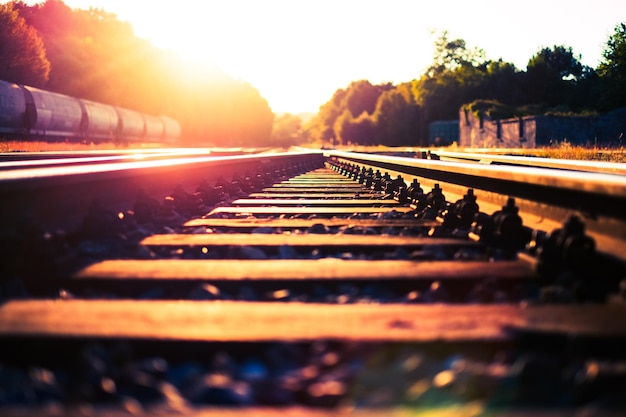 I binari della ferrovia durante una giornata di sole