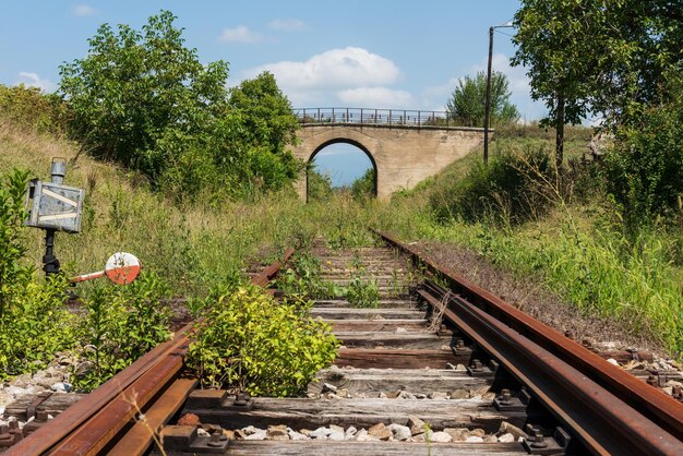 I binari della ferrovia su un ponte contro il cielo