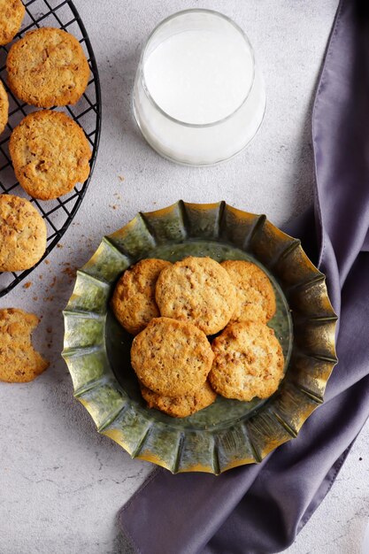 I biscotti ai cereali con farina d'avena servono con il latte a colazione