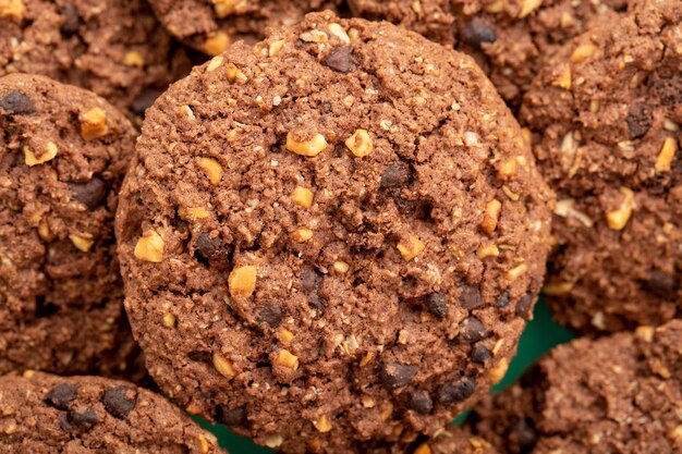 I biscotti al cioccolato e alle noci si chiudono