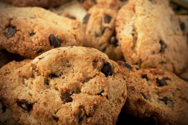 I biscotti al cioccolato si chiudono con focus sul primo, effetto sfocato