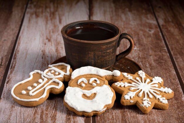 I biscotti di Capodanno giacciono sul tavolo in cucina