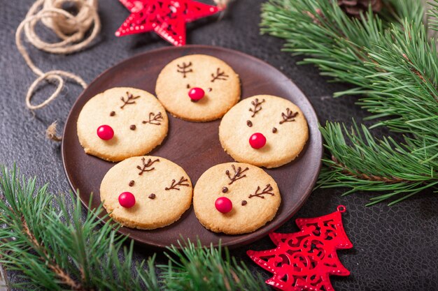 I biscotti di cervo fatti in casa decoravano cioccolato e caramelle rosse