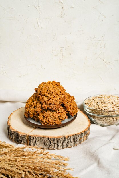 I biscotti di farina d'avena fuoco selettivo da vicino o sani cracker di avena di cereali Biscotti croccanti di biscotto anzac con fiocchi d'avena su tavola rustica Foto di alta qualità