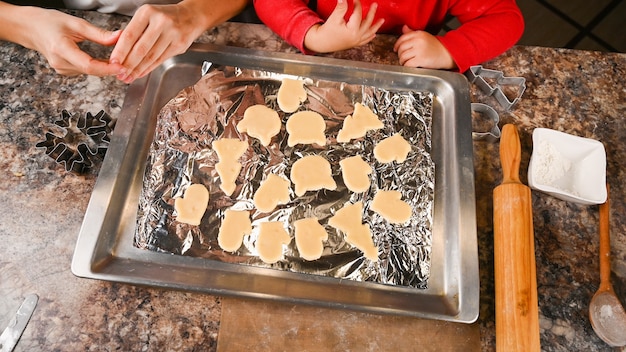 I biscotti di Natale sono pronti per la cottura