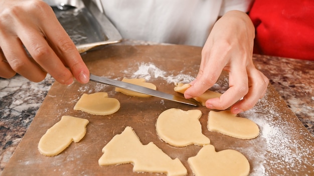 I biscotti di Natale sono pronti per la cottura.