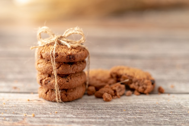 I biscotti impilati usano una corda legata su un tavolo di legno