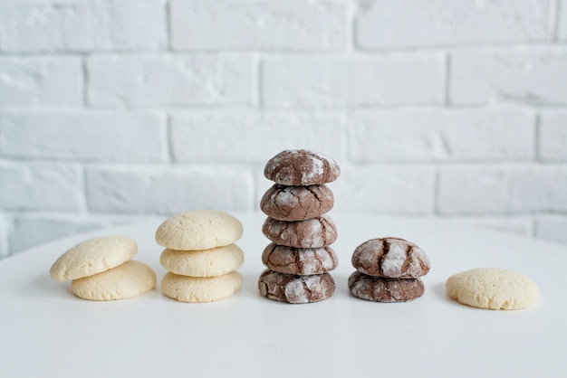 I biscotti sono sdraiati su un tavolo bianco