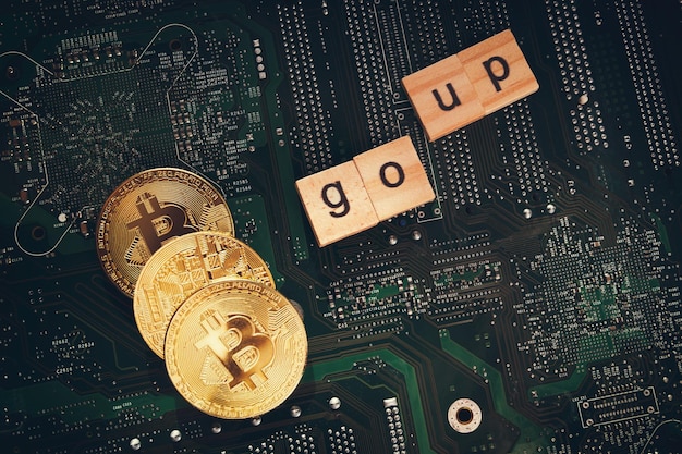 I bitcoin sullo sfondo di un chip del computer aumentano