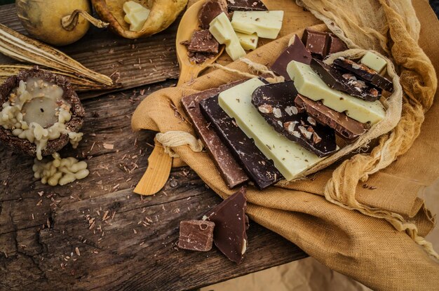 I blocchi di cioccolato si impilano con diversi tipi di cioccolato Pezzi di barretta di cioccolato