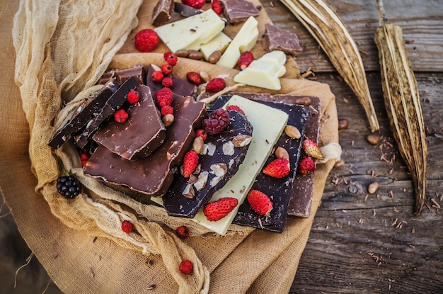 I blocchi di cioccolato si impilano con diversi tipi di cioccolato