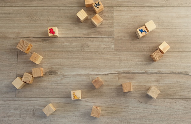 I blocchi di legno dei bambini sono sparsi sul pavimento. Giocattoli per bambini.