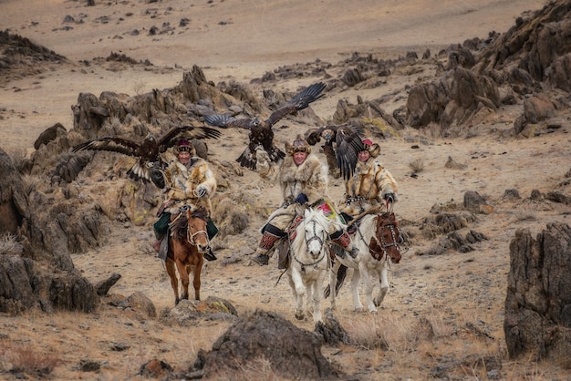 I cacciatori di aquile kazaki indossano tradizionalmente il tipico abito mongolo