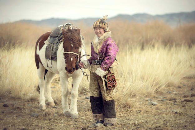 I cacciatori di aquile mongoli si stanno preparando. Per scacciare l'aquila ogni mattina. Mongolia, Cina.