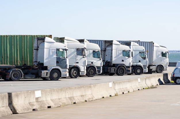 I camion stanno in fila vicino al porto