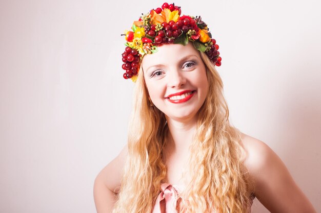 I capelli autunnali sembrano una donna attraente su bianco