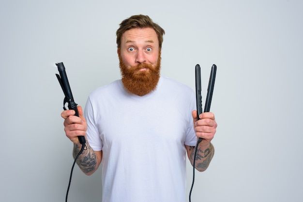 I capelli uomo indeciso con piastra sono pronti a lavorare