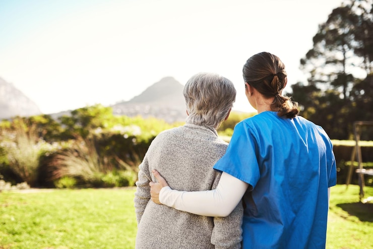 Foto i caregiver sono membri importanti del team sanitario inquadratura ritagliata di una giovane infermiera fuori con un paziente anziano