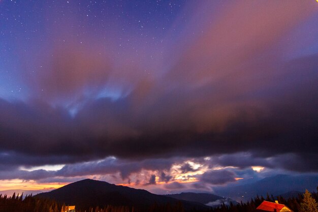 I Carpazi Un bellissimo paesaggio di montagna La natura in montagna Belle nuvole