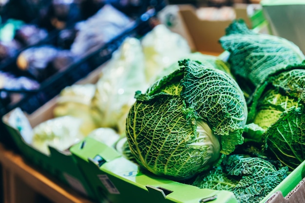 I cavoli verdi si chiudono sulle verdure in scatola nel negozio di alimentari