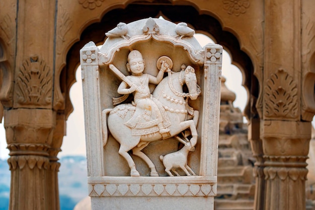 I cenotafi reali dei sovrani storici, noti anche come Jaisalmer Chhatris, a Bada Bagh a Jaisalmer, Rajasthan, India. Scultura a cavallo nella galleria centrale