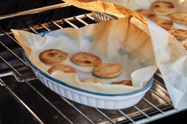 I cerchi di pasta sono pronti dopo la cottura in forno per antipasto con ricotta e pomodorini