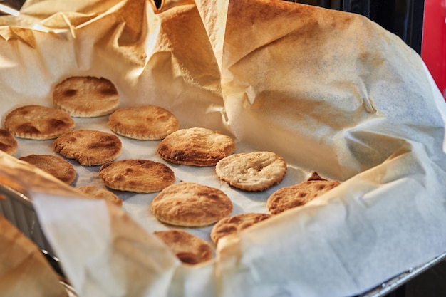 I cerchi di pasta sono pronti dopo la cottura in forno per antipasto con ricotta e pomodorini