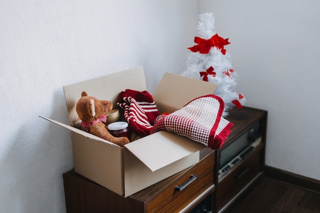 I cesti per le donazioni di Natale aiutano i rifugiati e i senzatetto a scatola di donazioni di beneficenza natalizia con vestiti caldi