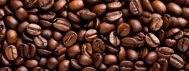 I chicchi di caffè arrostiti da vicino possono essere utilizzati come sfondo di prodotti del caffè utilizzati come fondo di caffè o prodotto del caffè