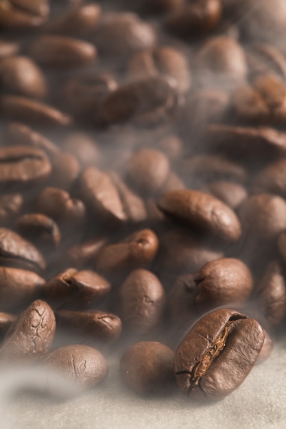 I chicchi di caffè hanno un buon odore di aroma che si beve al mattino per svegliarsi