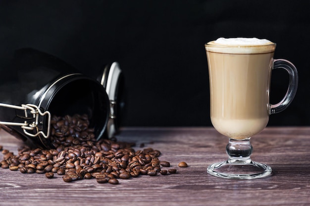 I chicchi di caffè sono sparsi dal barattolo