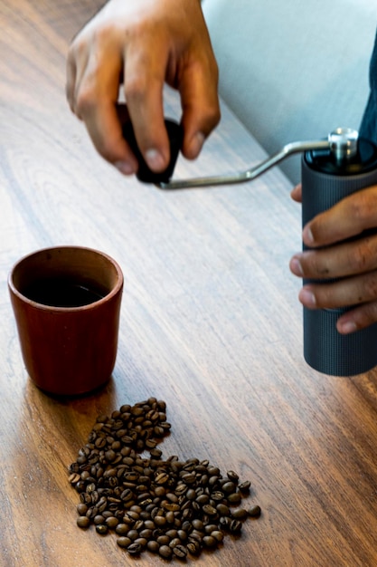 I chicchi di caffè su un mucchio di caffè macinato sono primi piani