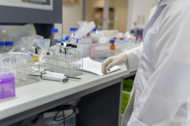 I chimici hanno mescolato sostanze chimiche per trovare farmaci antiretrovirali in laboratorio È stato trovato un esperimento per rilevare il virus nel sangue Sviluppatori di potenziali medicinali e vaccini contro COVID19