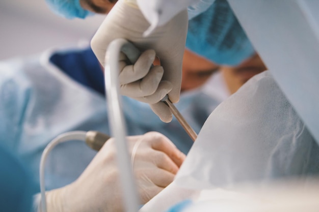 I chirurghi nella sala operatoria effettuano un'operazione medica per il paziente, primo piano