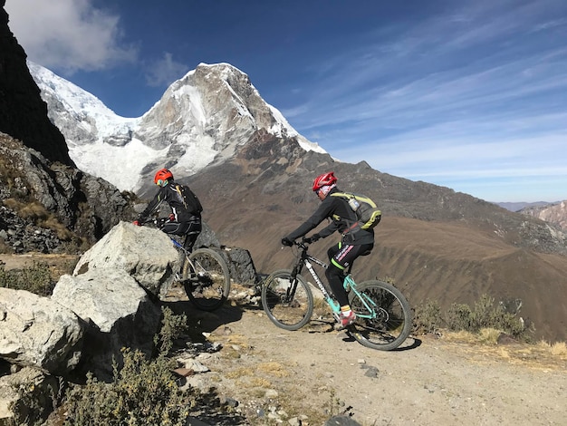 I ciclisti che salgono la montagna