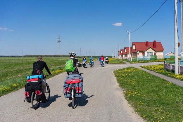 I ciclisti pedalano in una giornata di sole