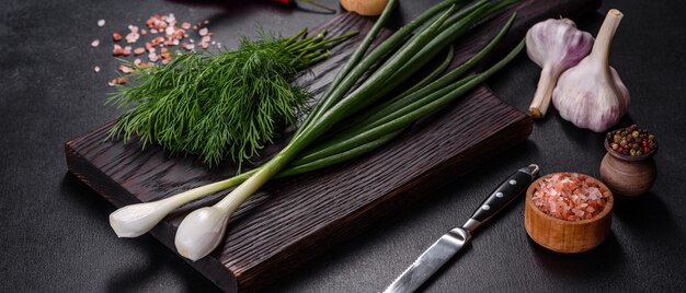 I cipollotti aneto, aglio e peperoncino, nonché spezie ed erbe aromatiche