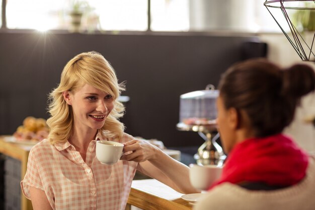 I clienti che bevono un caffè