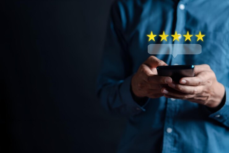 I clienti valutano il servizio degli uomini d'affari scelgono di valutare 5 stelle utilizzando lo smartphone e assegnano il simbolo a cinque stelle Valutazione eccellente L'utente fornisce feedback sulla valutazione Buon punteggio della rete aziendale