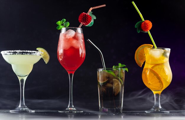 I cocktail colorati con i tubi sono sul tavolo