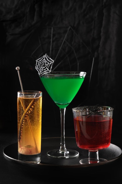 I cocktail rosso verde e arancione di Halloween hanno decorato la ragnatela e il ragno