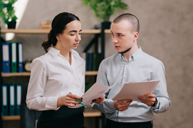 I colleghi dell'ufficio stanno discutendo di lavoro.